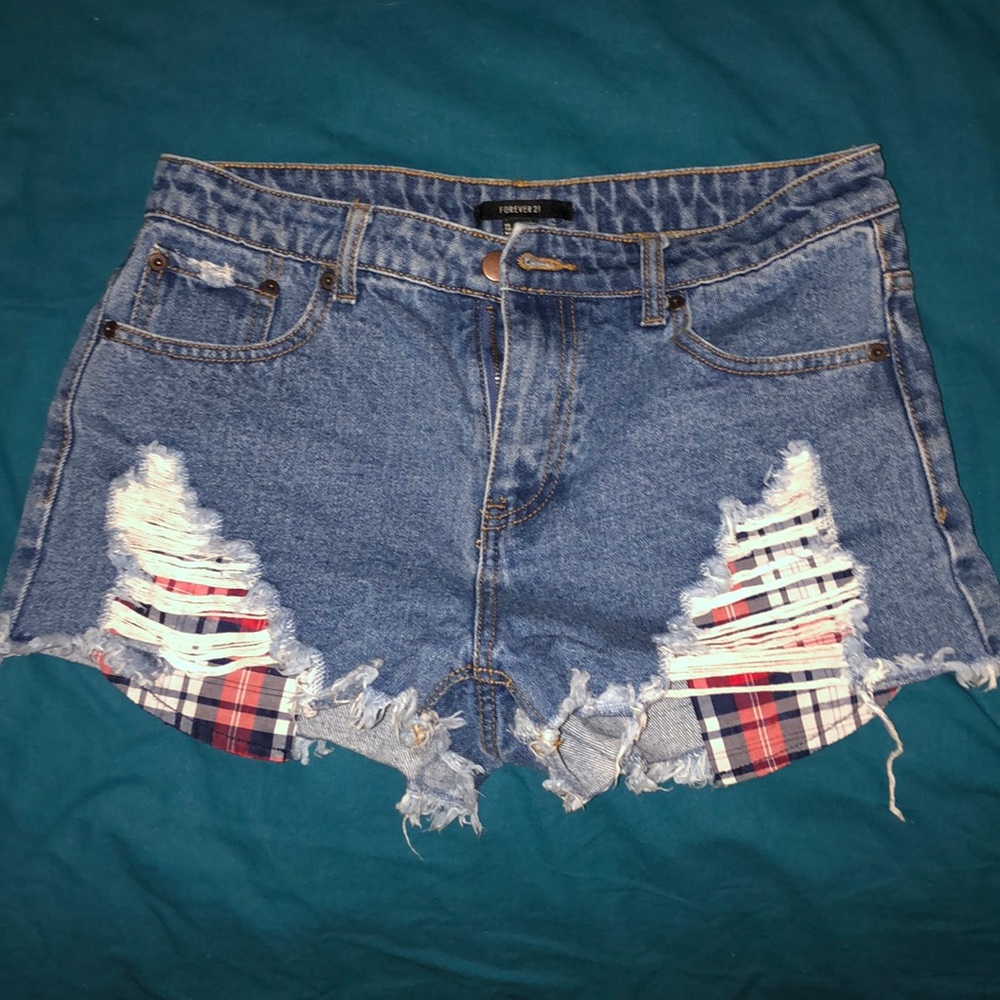Jean shorts with plaid pockets